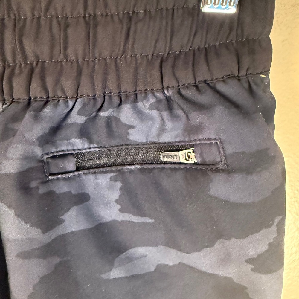 Vuori Clementine Running Shorts‎ Womens Small Black Camo Athletic Workout Gym - Picture 2 of 6